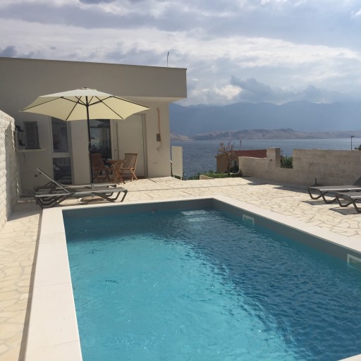 Villa Pag je luksuzna kuća s pogledom na more i vlastitim bazenom.